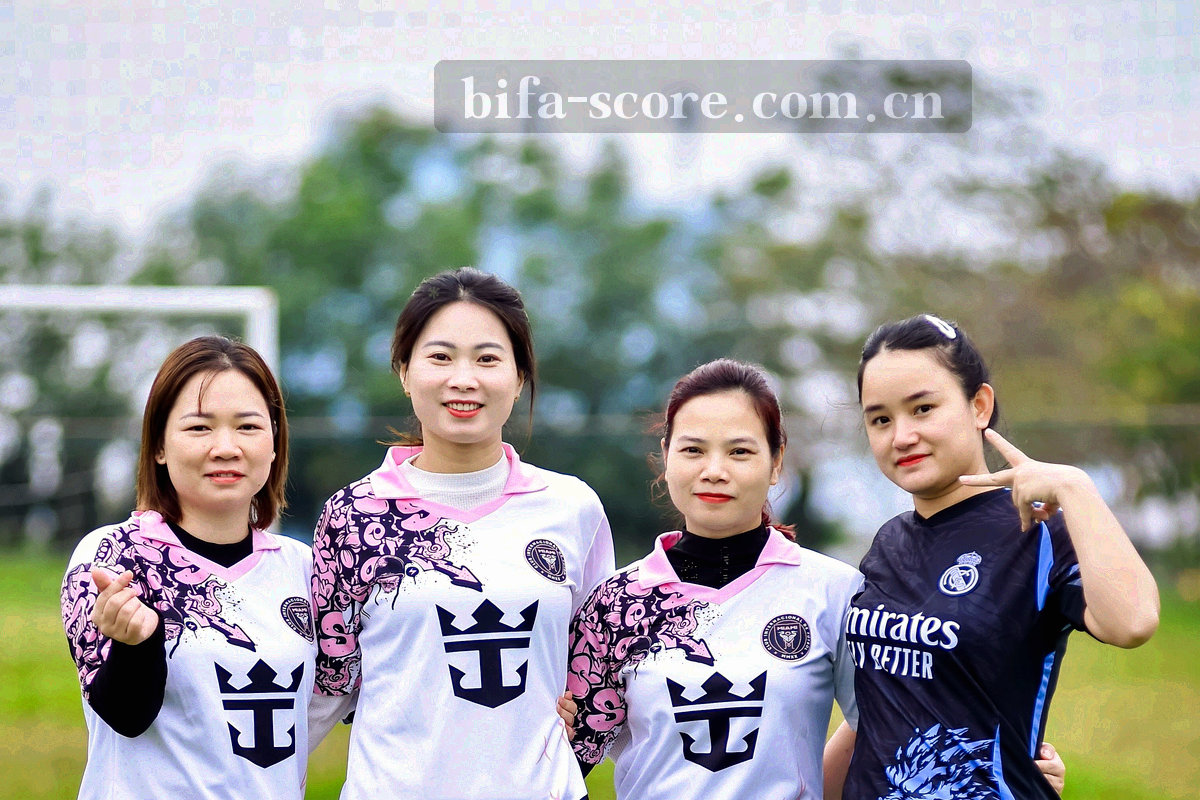 战术板叠影与年份索引线条，霓虹青绿数据流穿过堆叠面板